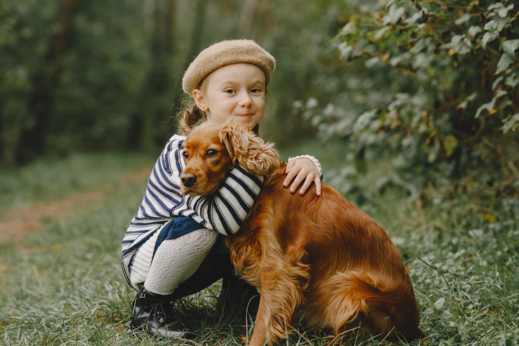 Niña abrazando un perro