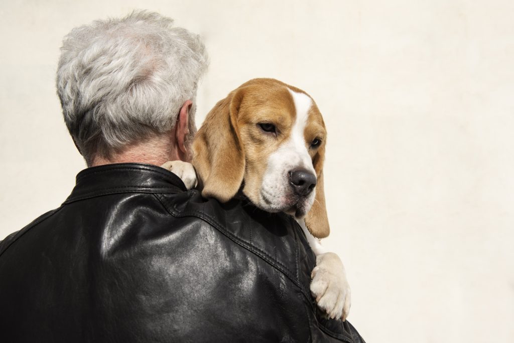 Hombre con perro en brazos