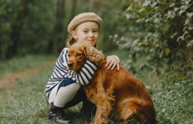 Niña abrazando un perro